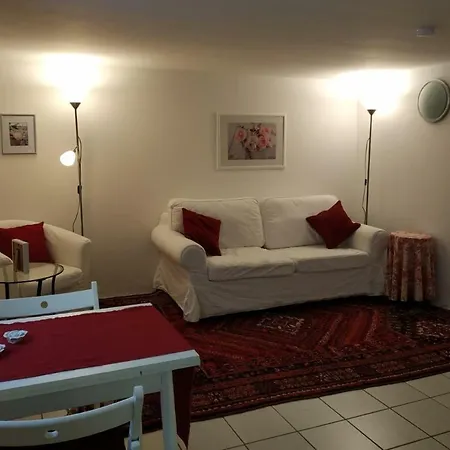 Souterrain-wohnung In Gepflegter *